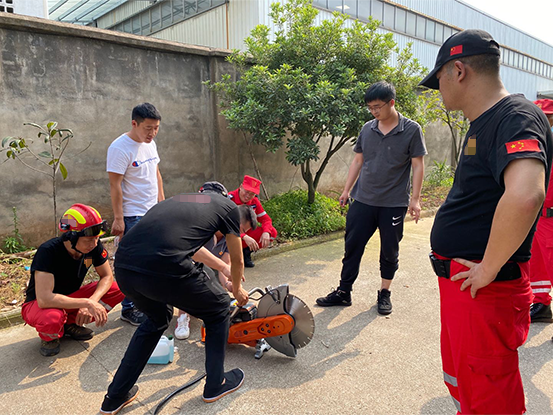 [多圖]衢州某救援隊(duì)交付現(xiàn)場竟遇到這種事(圖3)