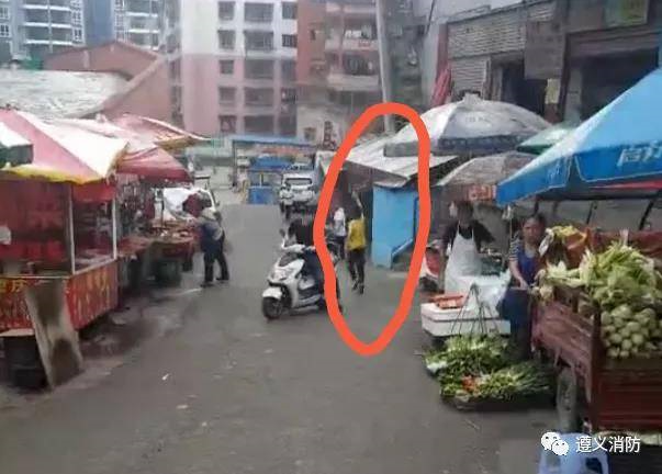 這條街最靚的仔！男孩為消防帶路上熱搜引網(wǎng)友怒贊：少年強則國強(圖1)