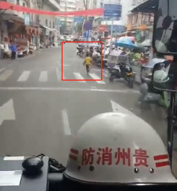 這條街最靚的仔！男孩為消防帶路上熱搜引網(wǎng)友怒贊：少年強則國強(圖2)