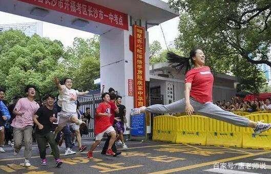 還記得那個(gè)“一字馬”女生嗎？她高考成績(jī)出來了，網(wǎng)友卻炸鍋了！