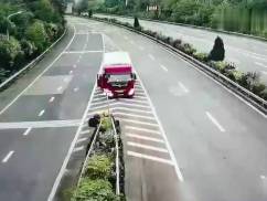 話嘮遭人煩！男女坐車旅游因話太多，被司機丟在了高速上 (圖2)