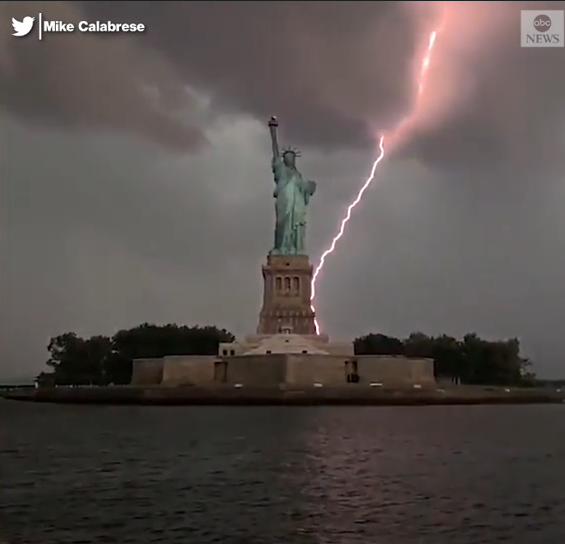 罕見一幕！自由女神被閃電擊中