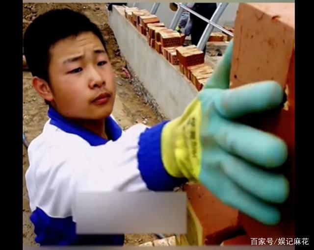正能量！搬磚男孩工地上收到通知書，如今畢業(yè)成為一名軍官！