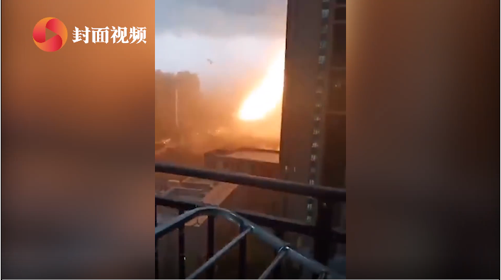 沈陽暴雨天降火龍劈向高樓，網(wǎng)友熱議：一路火花帶閃電，是誰拿菜刀砍電線？(圖2)