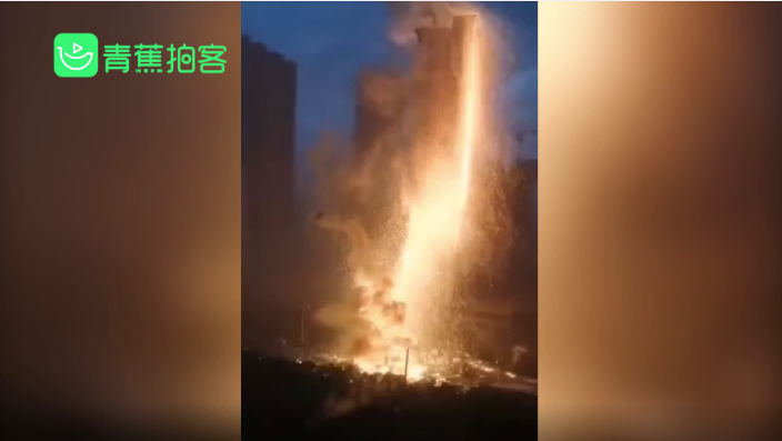 沈陽暴雨天降火龍劈向高樓，網(wǎng)友熱議：一路火花帶閃電，是誰拿菜刀砍電線？