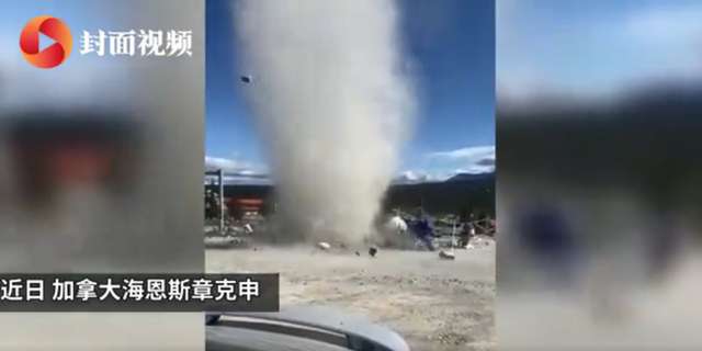 加拿大龍卷風(fēng)精準(zhǔn)襲擊水果攤，卷走水果和現(xiàn)金后消散，攤主很無奈