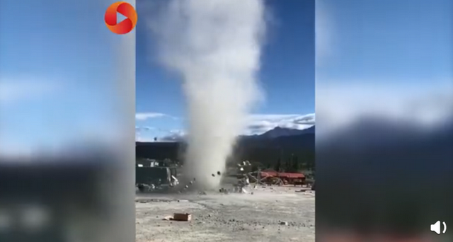 加拿大龍卷風(fēng)精準(zhǔn)襲擊水果攤，卷走水果和現(xiàn)金后消散，攤主很無(wú)奈(圖3)