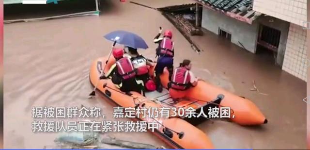 四川村民被洪水圍困屋頂，村民用揮旗的方式求救(圖5)