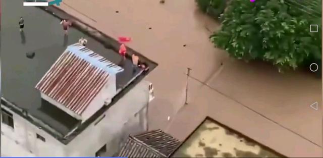 四川村民被洪水圍困屋頂，村民用揮旗的方式求救(圖3)