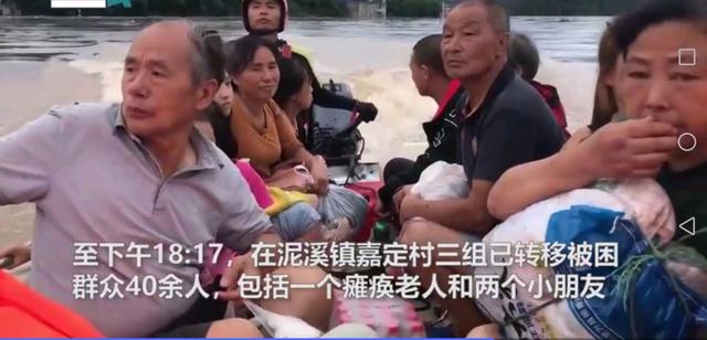 四川村民被洪水圍困屋頂，村民用揮旗的方式求救(圖4)