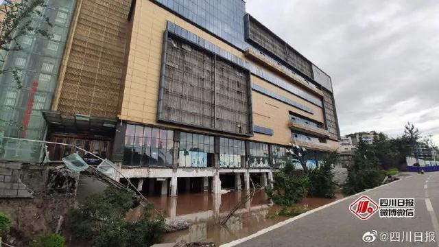 現(xiàn)場驚心！宜賓突發(fā)路面塌陷，21輛汽車墜坑，官方最新通報…(圖7)