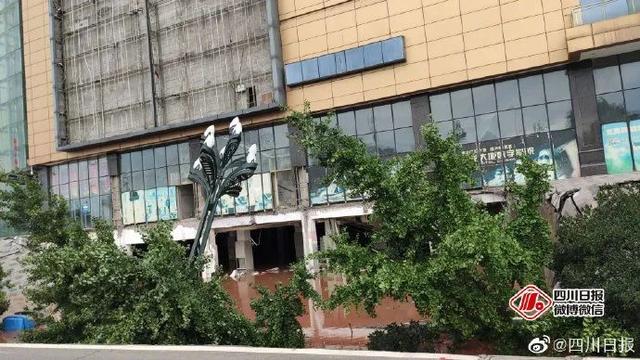 現(xiàn)場驚心！宜賓突發(fā)路面塌陷，21輛汽車墜坑，官方最新通報…(圖5)