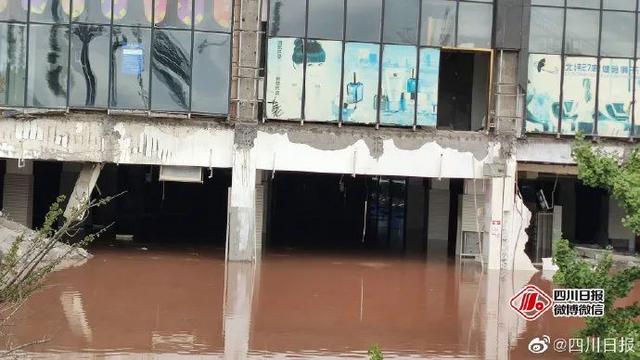 現(xiàn)場驚心！宜賓突發(fā)路面塌陷，21輛汽車墜坑，官方最新通報…(圖6)