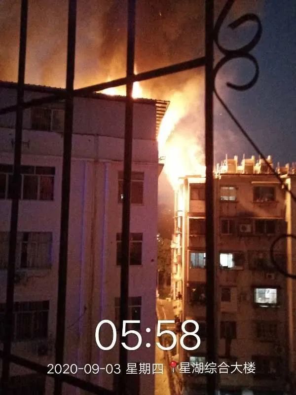 南寧一小區(qū)樓頂燒成火?，F(xiàn)場(chǎng)圖曝光 廣西南寧小區(qū)頂樓倉庫火災(zāi)原因 明火伴有濃濃黑煙