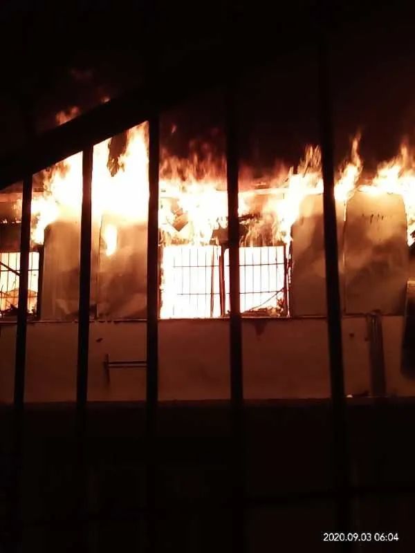 南寧一小區(qū)樓頂燒成火海現(xiàn)場(chǎng)圖曝光 廣西南寧小區(qū)頂樓倉庫火災(zāi)原因 明火伴有濃濃黑煙現(xiàn)已被撲滅(圖2)