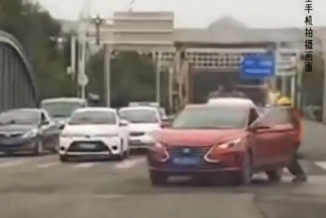 外賣小哥16秒停住失控汽車：不是什么大事，也沒耽誤送餐時(shí)間