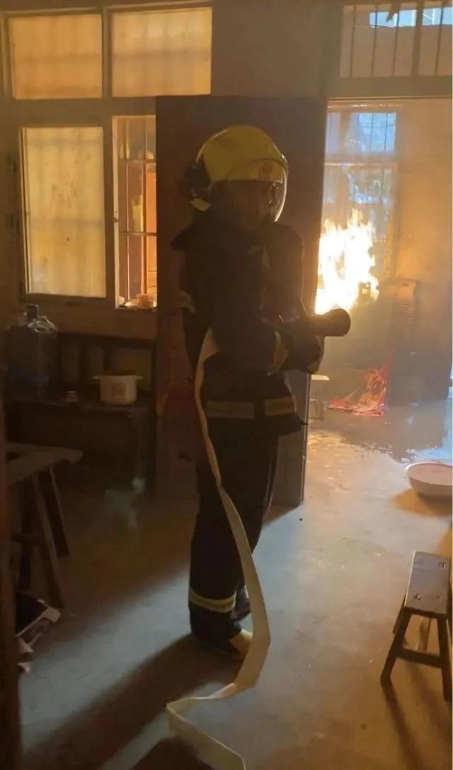 煤氣罐著火，竟拿被子捂？險(xiǎn)釀大禍！(圖1)