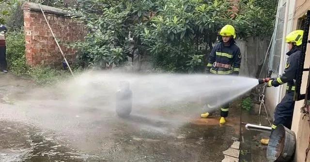 煤氣罐著火，竟拿被子捂？險(xiǎn)釀大禍！(圖2)